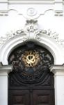 Kiriku uksepealne kaunistus
