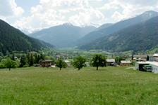 Mäed küla taustal